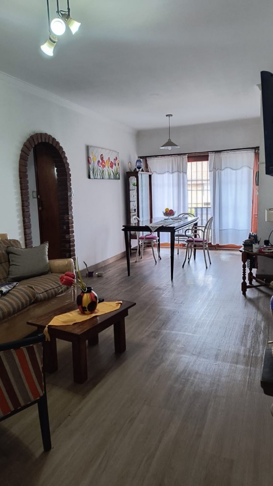 DEPARTAMENTO  TRES AMBIENTES  Y MEDIO CON PATIO/QUINCHO