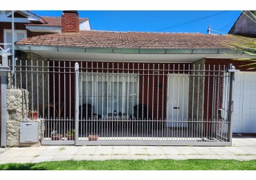 CASA EN BARRIO LOS PINARES / ALQUILER TEMPORADA / ¡ TU REFUGIO DE VERANO SOÑADO EN MAR DEL PLATA!